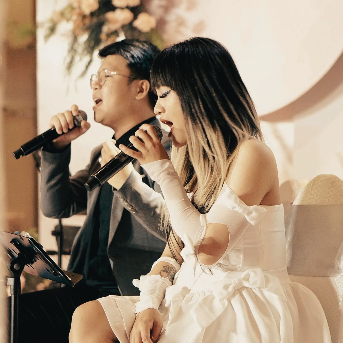 Acoustic musicians performing for an intimate wedding welcome