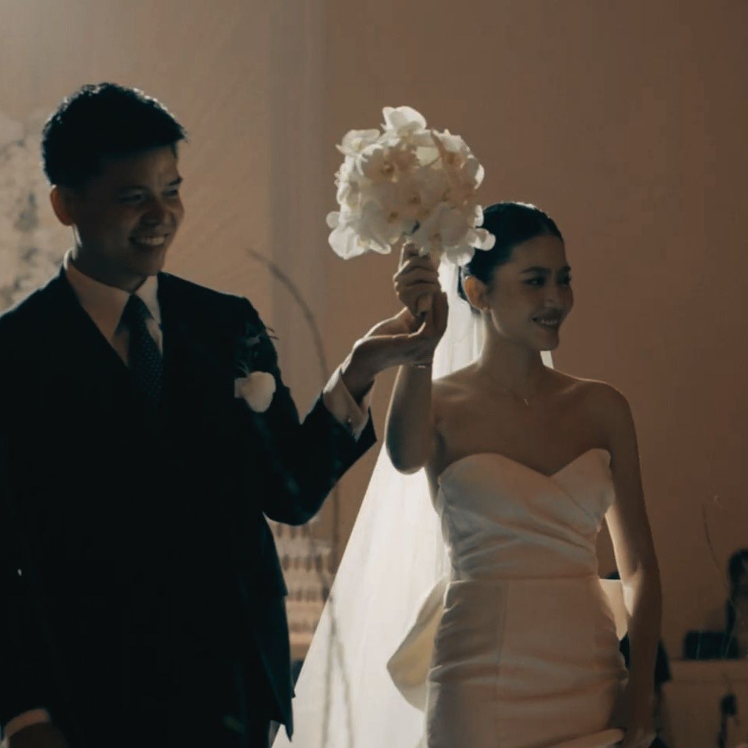 Live violin accompanying a wedding processional