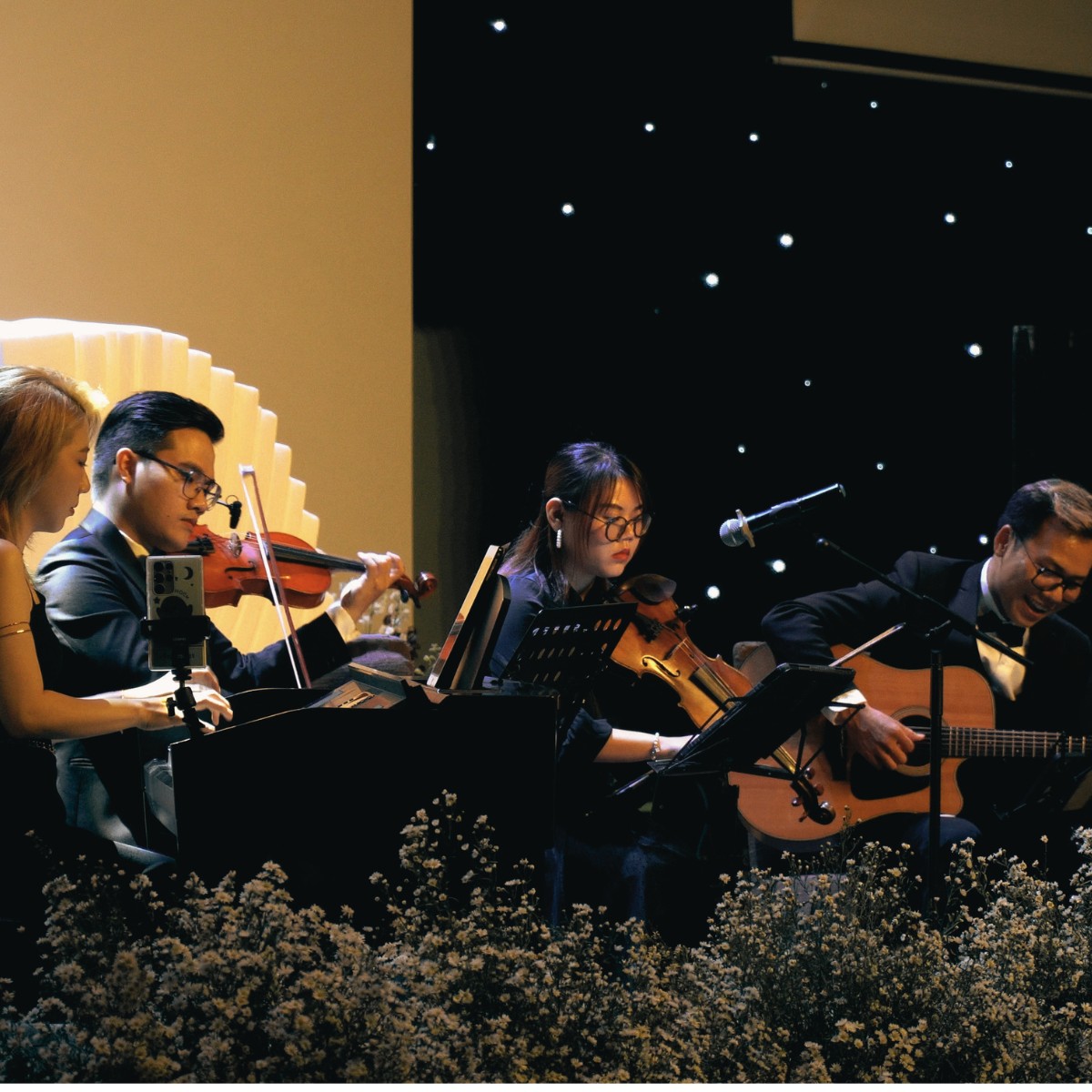 Acoustic wedding ensemble creating a calm atmosphere for arriving guests